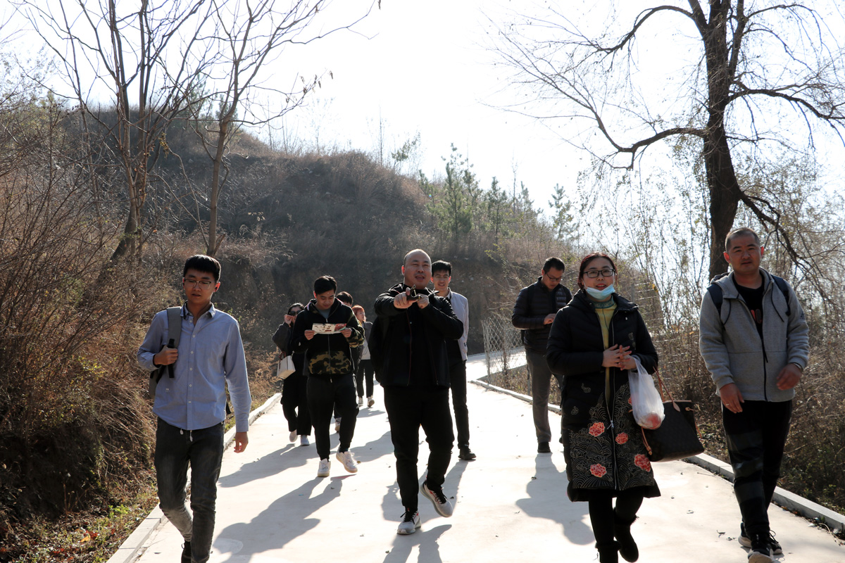 开始登山了